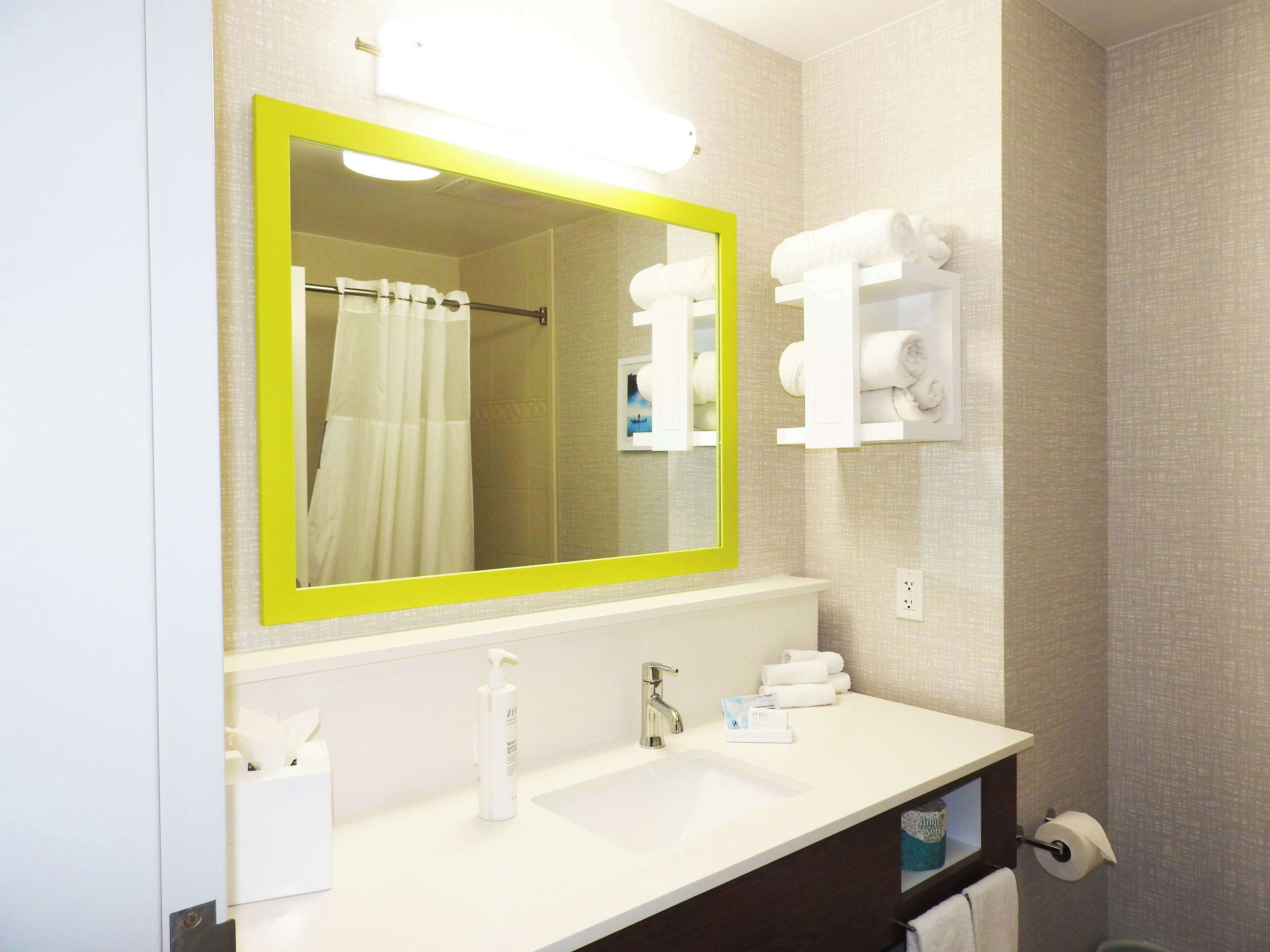 combined shower/bathtub, hair dryer, towels