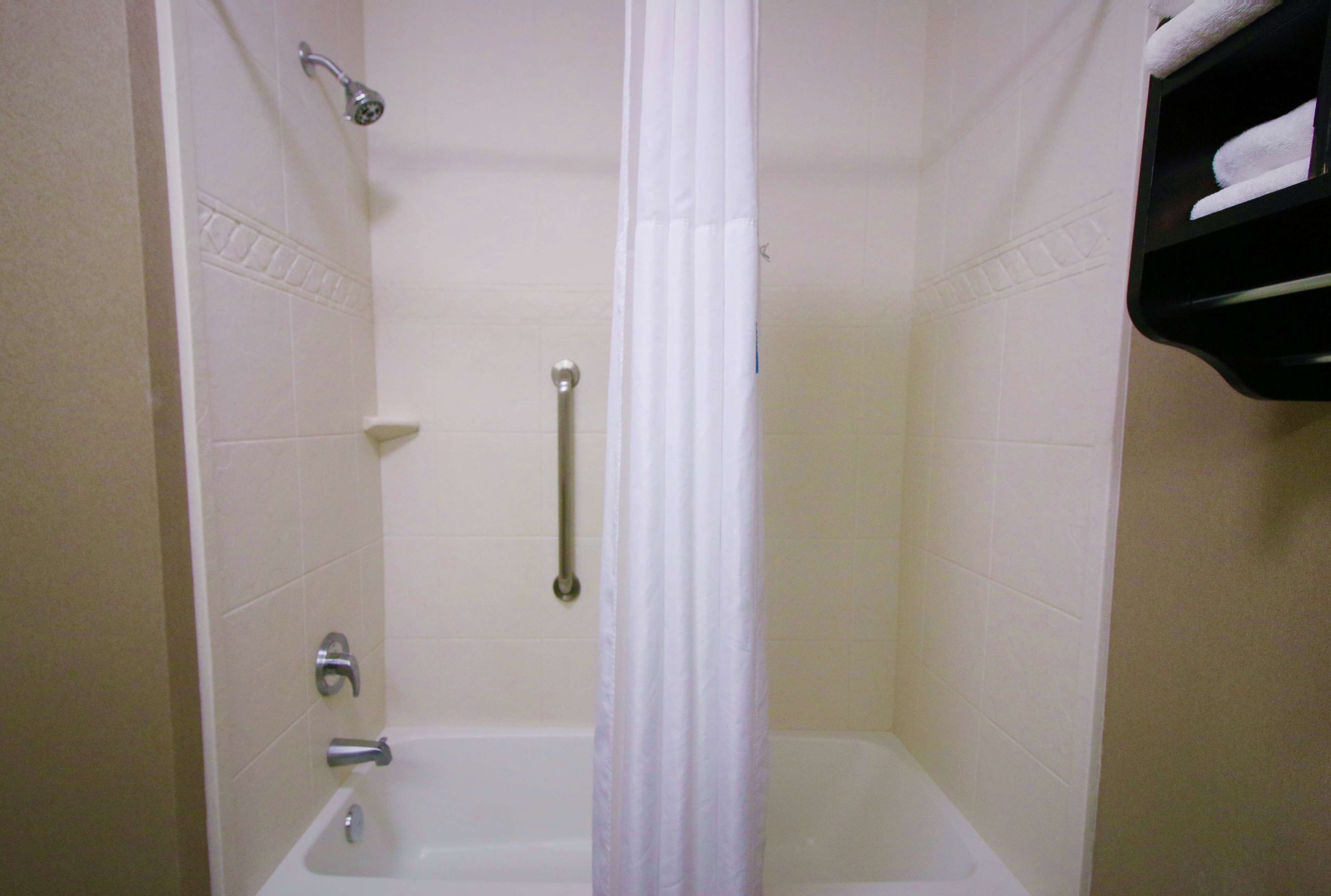 combined shower/bathtub, hair dryer, towels