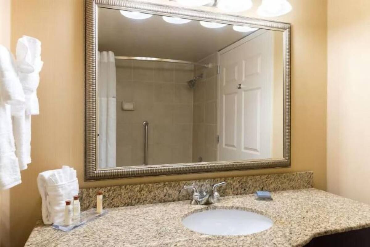 Bathroom | Combined shower/bathtub, free toiletries, hair dryer, towels