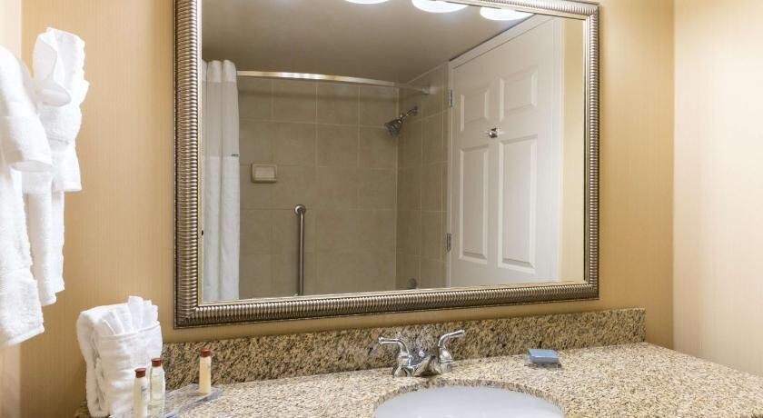 Bathroom | Combined shower/bathtub, free toiletries, hair dryer, towels