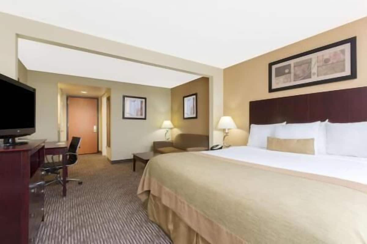 In-room safe, desk, blackout drapes, soundproofing