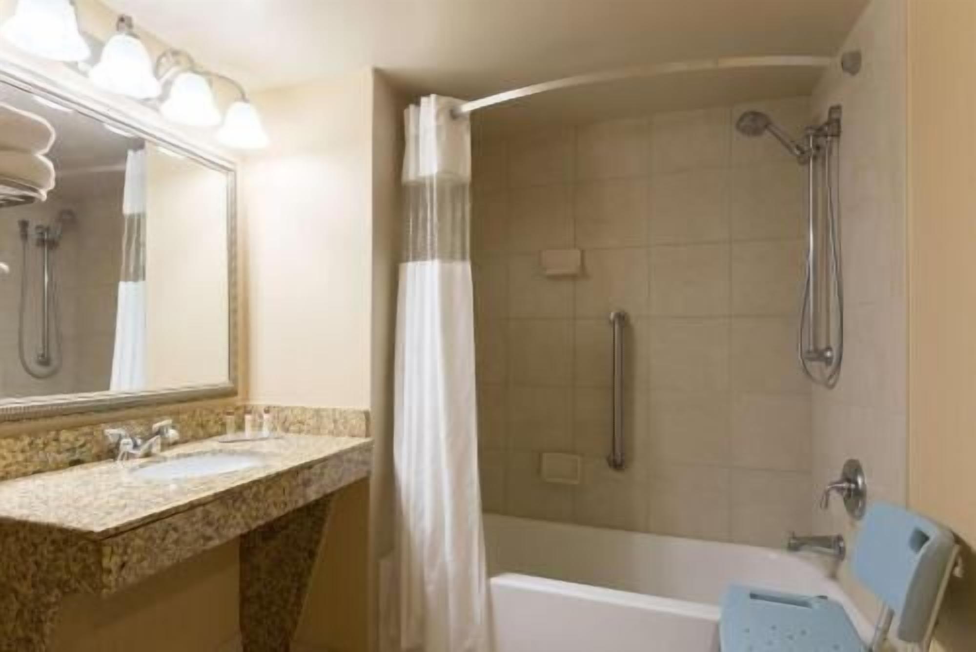 Bathroom | Combined shower/bathtub, free toiletries, hair dryer, towels