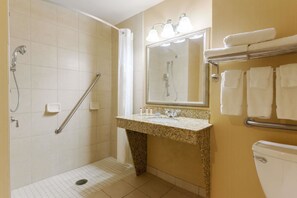 Een bad/douchecombinatie, gratis toiletartikelen, een haardroger