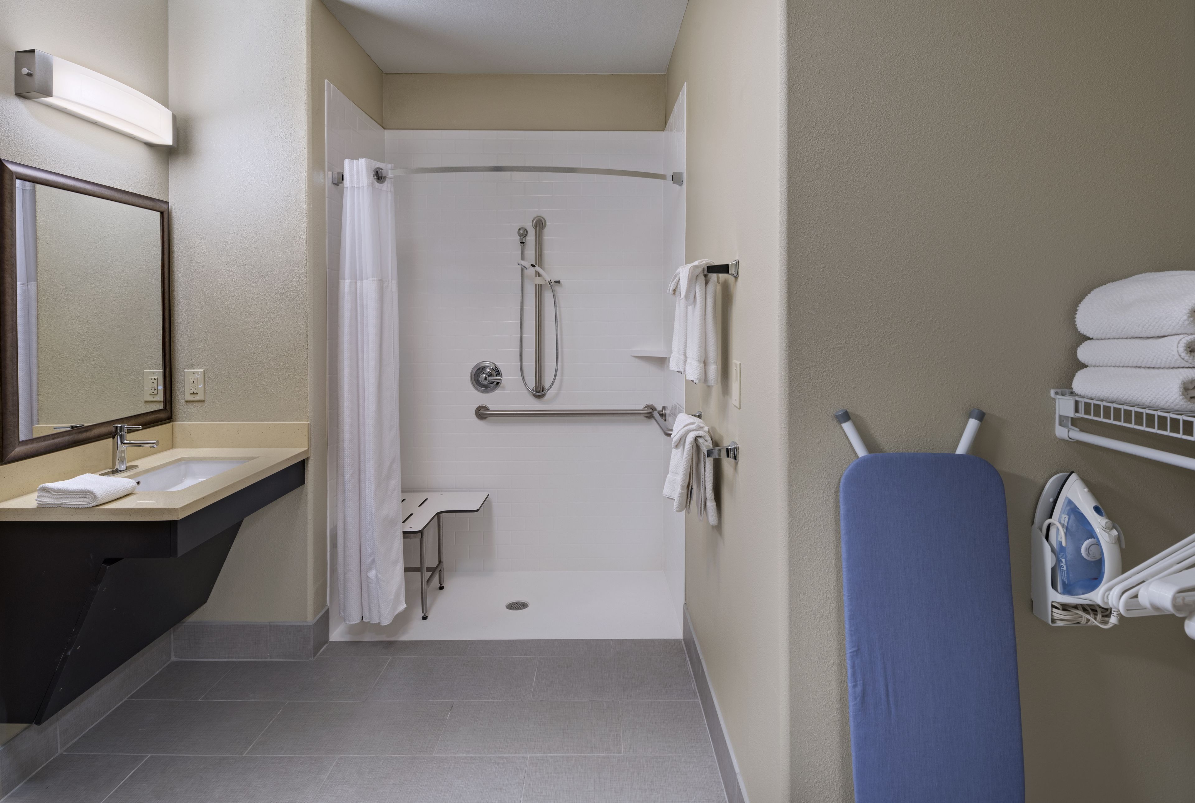Combined shower/tub, free toiletries, towels