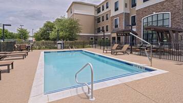 Piscina externa, funciona das 8h às 22h, espreguiçadeiras