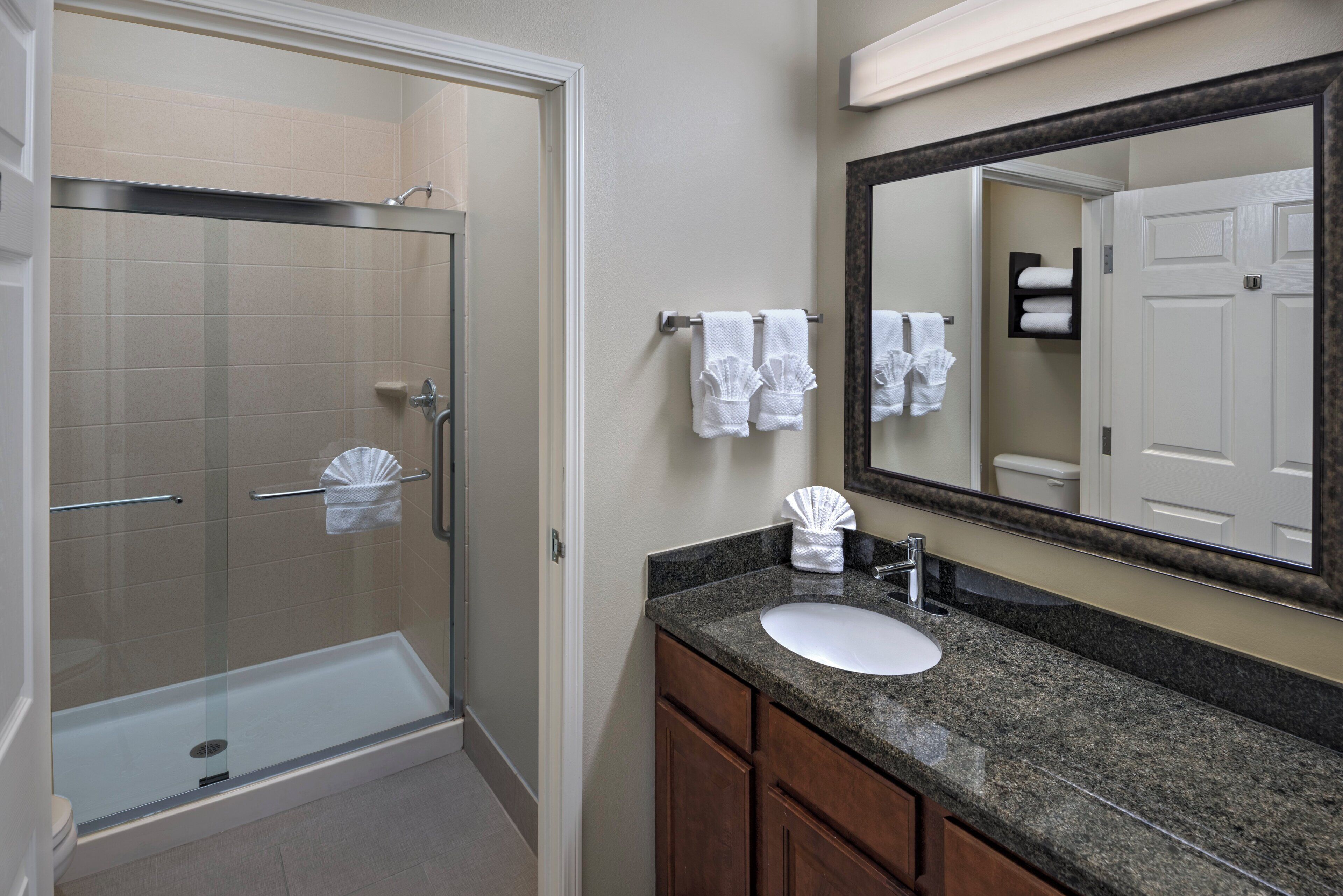 Suite, 2 kamar tidur, dapur | Kamar mandi | Kombinasi shower/bathtub, perlengkapan mandi gratis,  dan handuk