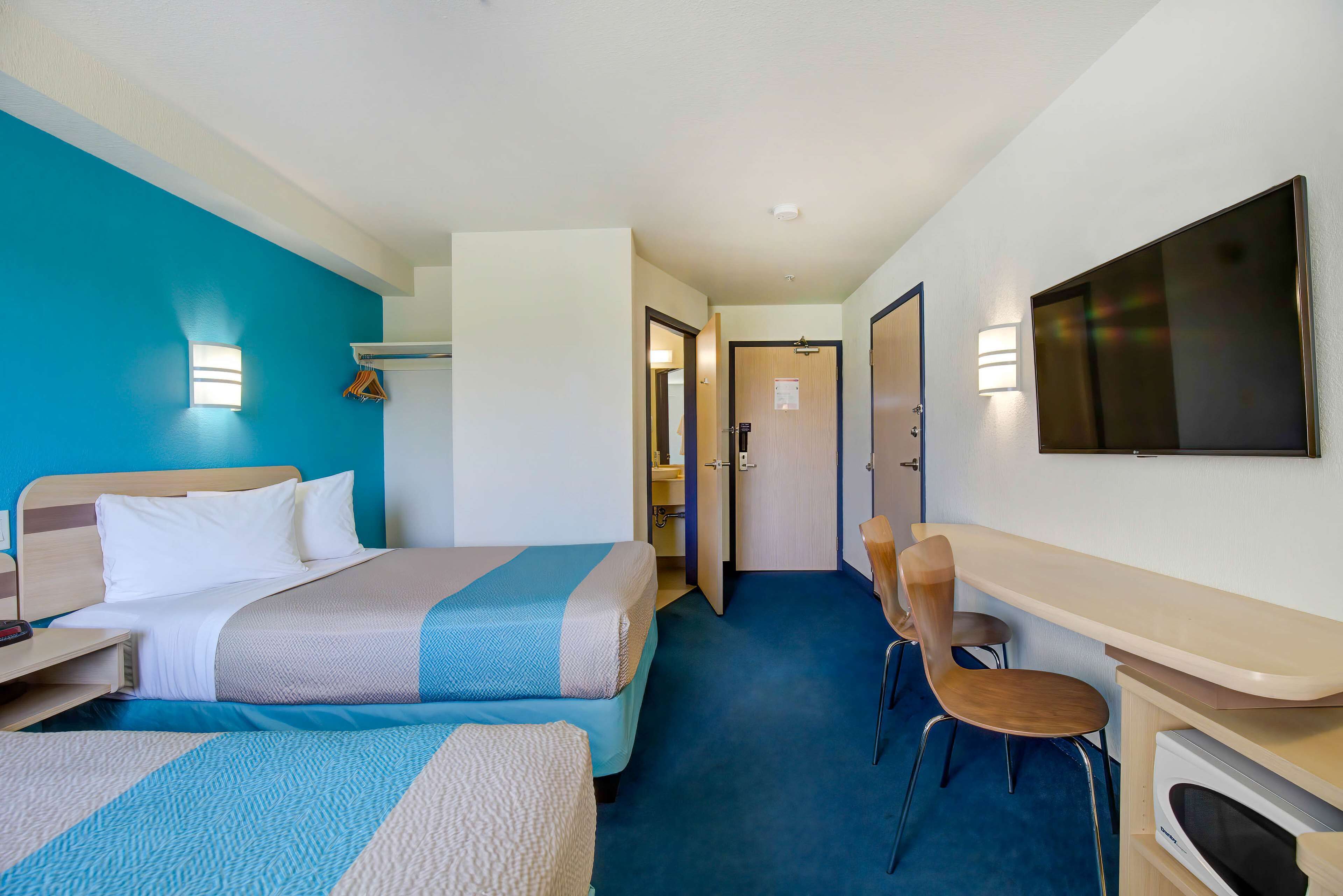 Escritorio, cortinas opacas, tabla de planchar con plancha y wifi gratis