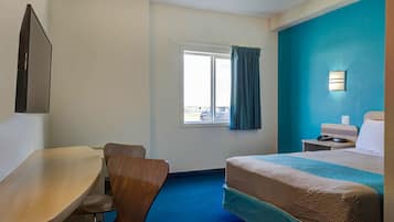 Bureau, rideaux occultants, fer et planche Ă repasser, Wi-Fi gratuit