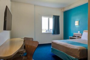 Skrivebord, blendingsgardiner, strykejern/-brett og wi-fi (inkludert)