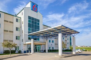 Exterior - Motel 6 Grande Prairie, AB (Clairmont)