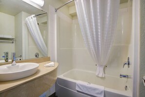 Combined shower/tub, free toiletries, towels - Motel 6 Grande Prairie, AB (Clairmont)