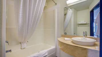 Combined shower/tub, free toiletries, towels