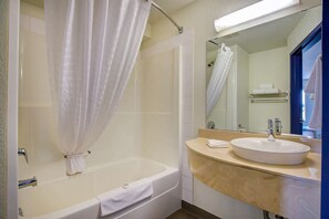 Ducha y bañera combinadas y artículos de higiene personal gratuitos