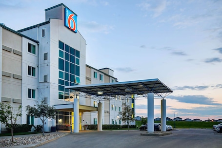 Exterior. Motel 6 Grande Prairie, AB