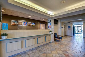 Lobby - Motel 6 Grande Prairie, AB (Clairmont)