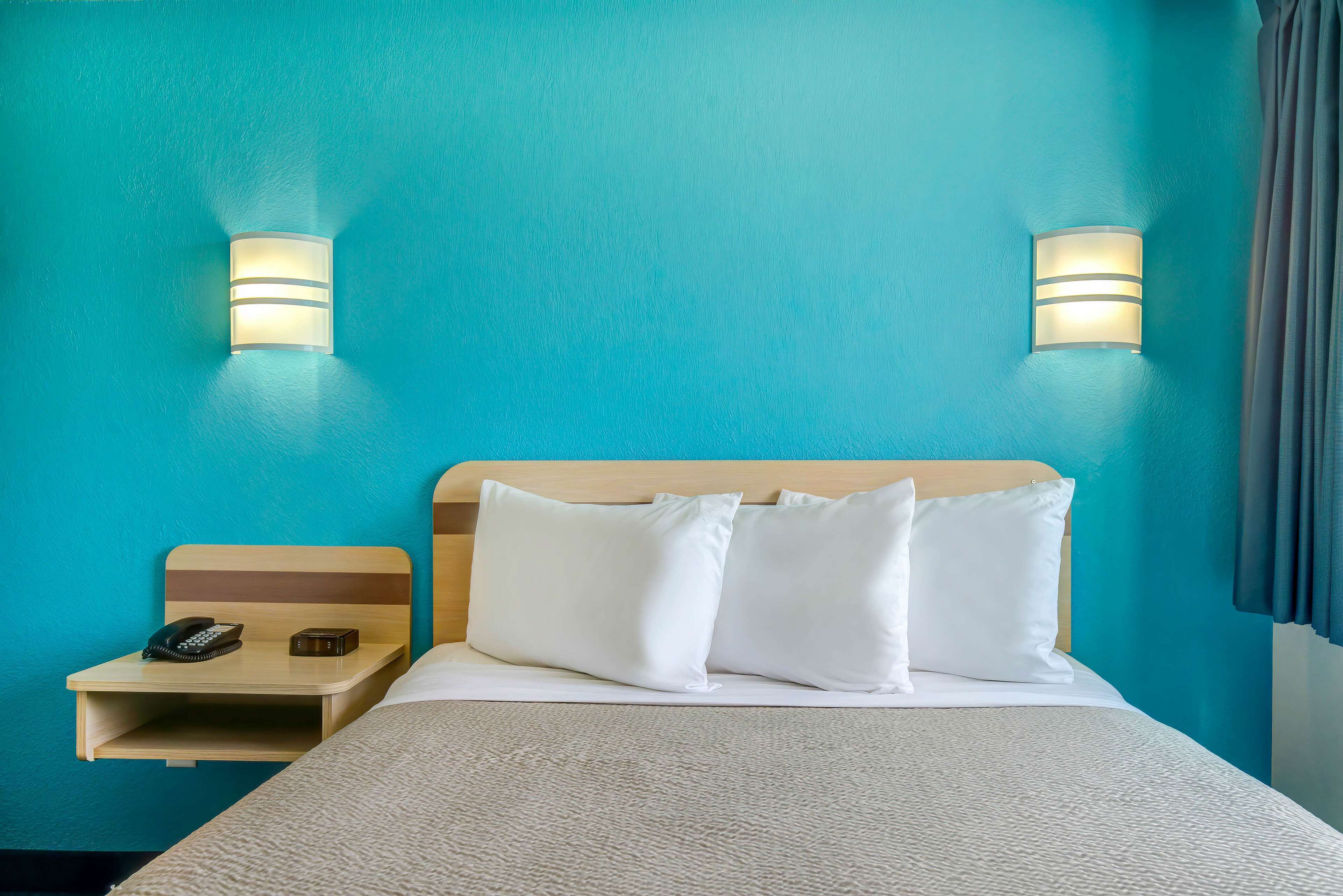 Skrivebord, blendingsgardiner, strykejern/-brett og wi-fi (inkludert)