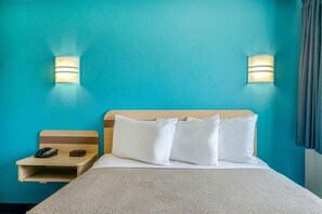 Bureau, rideaux d’obscurcissement, fer et planche à repasser