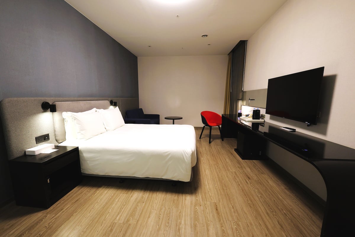1 bedroom, in-room safe, desk, blackout drapes
