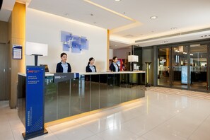 Reception - Holiday Inn Express Taichung Park by IHG (Taichung)