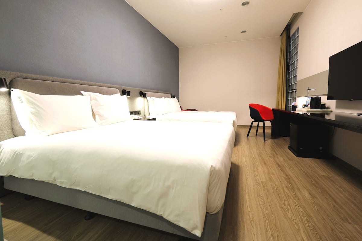 1 bedroom, in-room safe, desk, blackout drapes