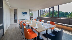 A conference room with a long table, multiple chairs, and a large screen. - Holiday Inn Express Taichung Park by IHG (Taichung)