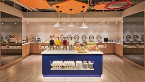 A modern breakfast buffet with a central island, various food options, and a clean, contemporary design. - Holiday Inn Express Taichung Park by IHG (Taichung)