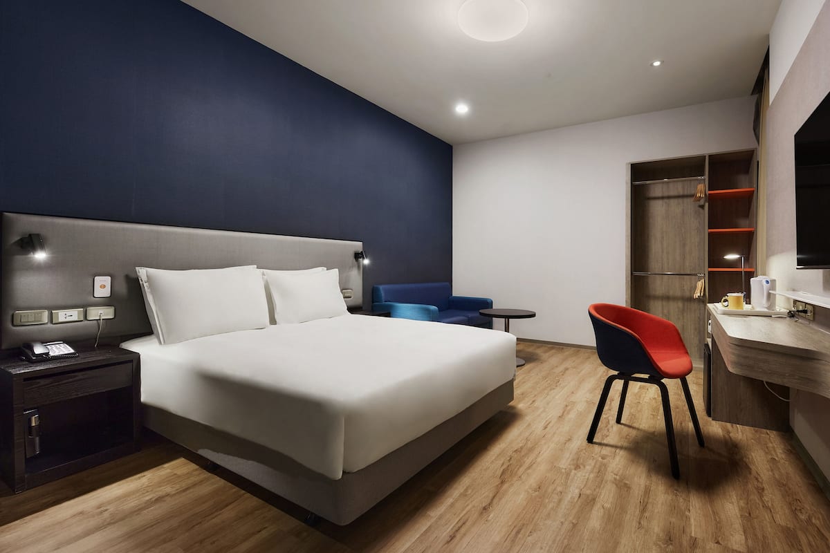 1 bedroom, in-room safe, desk, blackout curtains