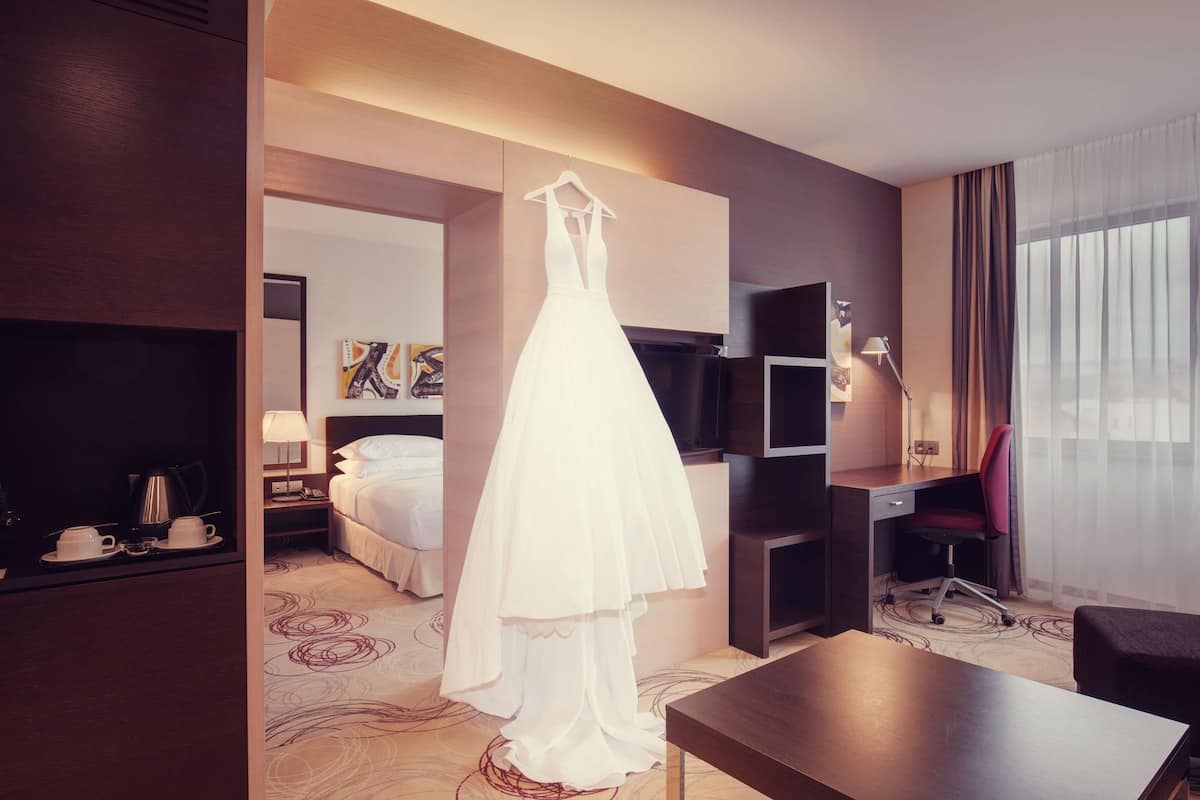 hypo-allergenic bedding, minibar, in-room safe, desk