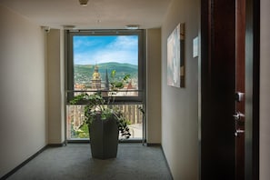 เครื่องนอนป้องกันสารก่อภูมิแพ้, มินิบาร์, ตู้นิรภัยในห้องพัก, โต๊ะทำงาน