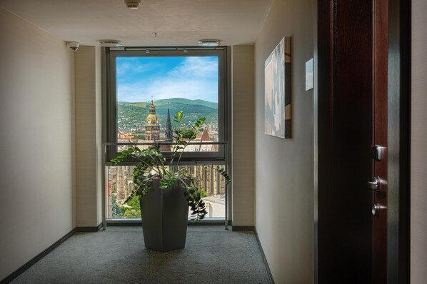 Hypo-allergenic bedding, minibar, in-room safe, desk - DoubleTree by Hilton Hotel Kosice (Kosice)