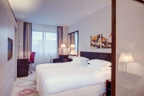 Deluxe kamer, 2 eenpersoonsbedden, niet-roken | Hypoallergeen beddengoed, een minibar, een kluis op de kamer, een bureau