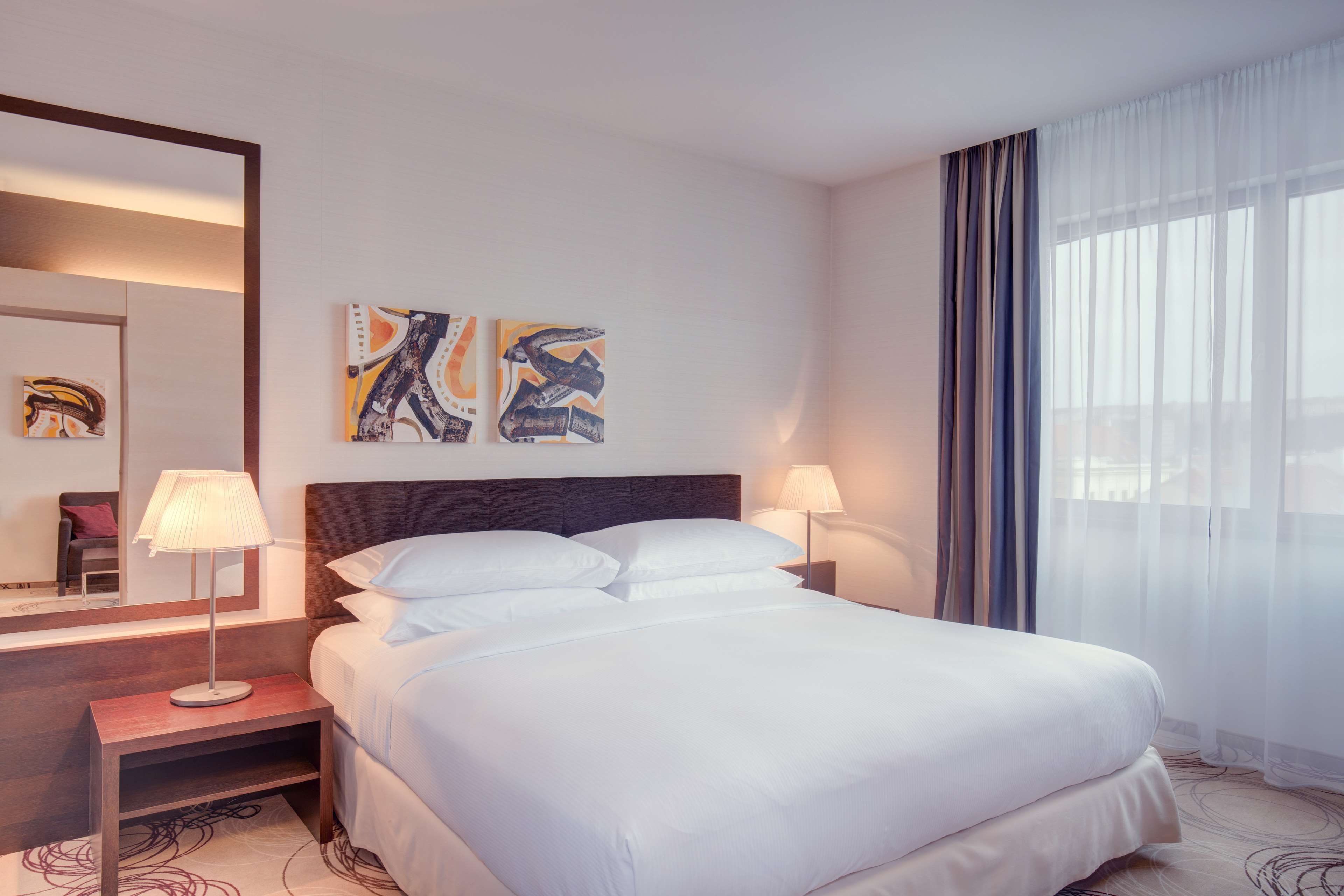 Literie hypoallergénique, minibar, coffres-forts dans les chambres