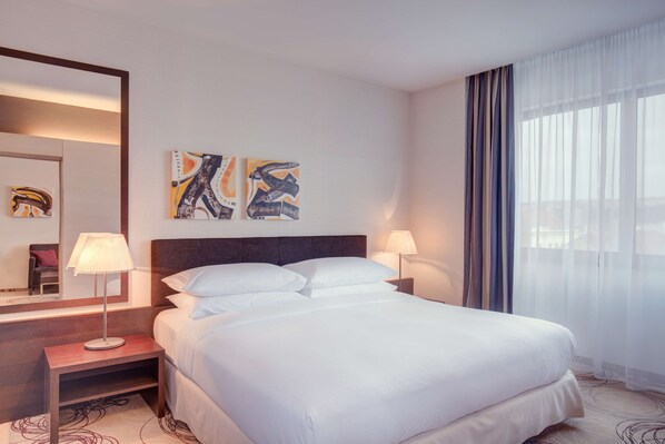 Suite, 1 King Bed, Accessible