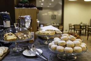 Frokostbuffé hver dag (mot et tillegg)