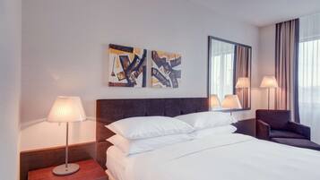Habitación, 1 cama de matrimonio grande | Ropa de cama hipoalergénica, minibar, caja fuerte y escritorio