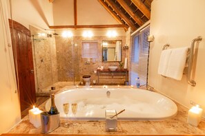 Luxury-Doppelzimmer, 1 King-Bett, Meerblick, Strandnähe | Komfortbadewanne