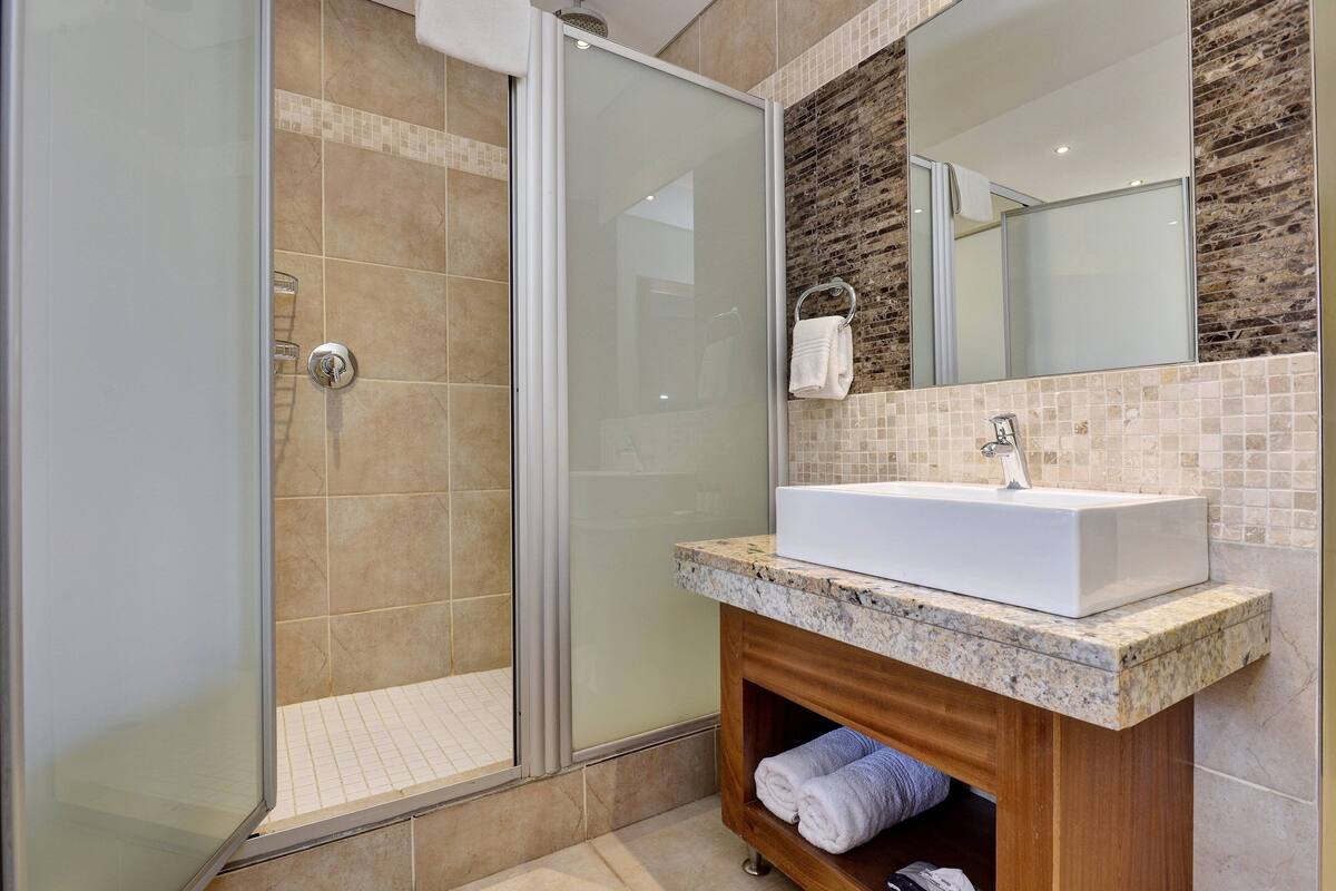 1 bedroom, in-room safe, desk, laptop workspace