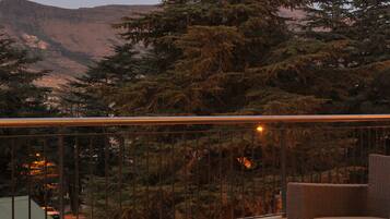 Phục vụ bữa sáng, bữa trưa, bữa tối, nhìn ra hồ bơi