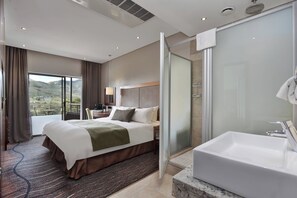 Habitación Deluxe, 1 cama de matrimonio grande, vistas a la montaña | Caja fuerte, escritorio, espacio para trabajar con un portátil