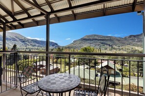 Deluxe Room, 1 King Bed, Mountain View