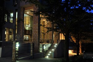 واجهة المنشأة - في المساء/الليل