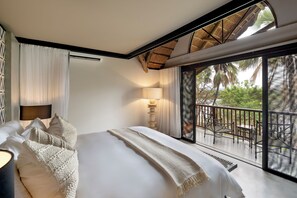 Minibar, in-room safe, desk, laptop workspace - The David Livingstone Safari Lodge & Spa (Livingstone)
