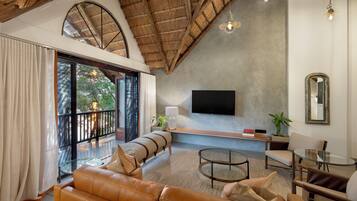 Minibar, caja de seguridad en la habitación y escritorio