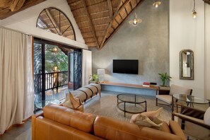 Suite – executive, 1 kingsize-seng, elveutsikt, ved innsjø | Minibar, safe på rommet, skrivebord og skrivebord for bærbar PC