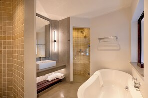 Deluxe Double Room, 1 Bedroom, Balcony, River View | Bathroom - The David Livingstone Safari Lodge & Spa (Livingstone)