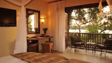 Minibar, brankas, meja kerja, dan ruang kerja ramah laptop