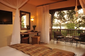 Minibar, coffres-forts dans les chambres, bureau