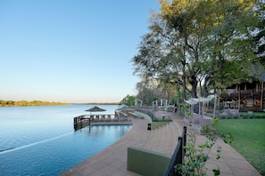 Piscine extérieure, parasols de plage, chaises longues