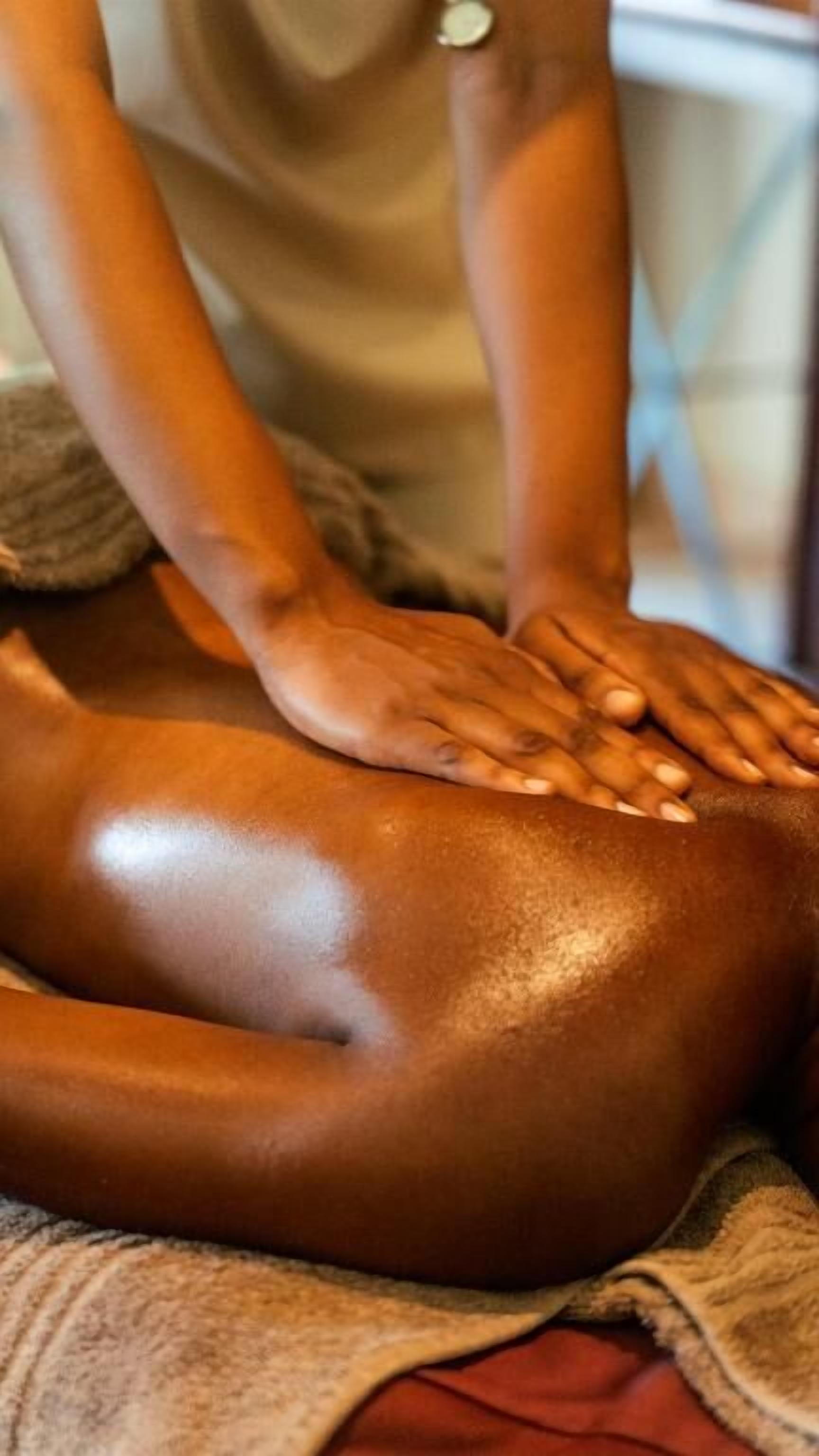 Une personne qui reçoit un massage sur une table de massage.