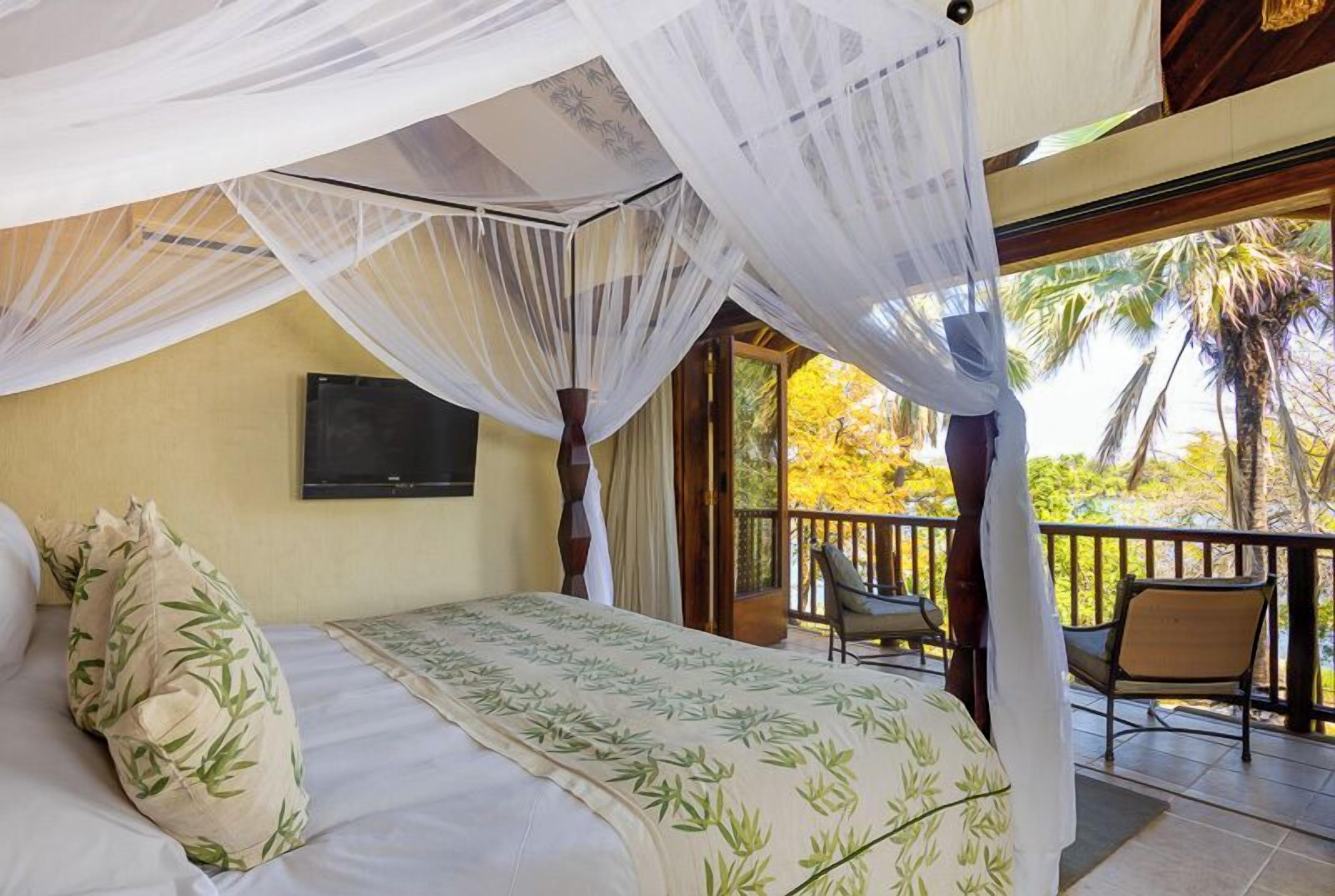 Minibar, caja de seguridad en la habitación y escritorio 